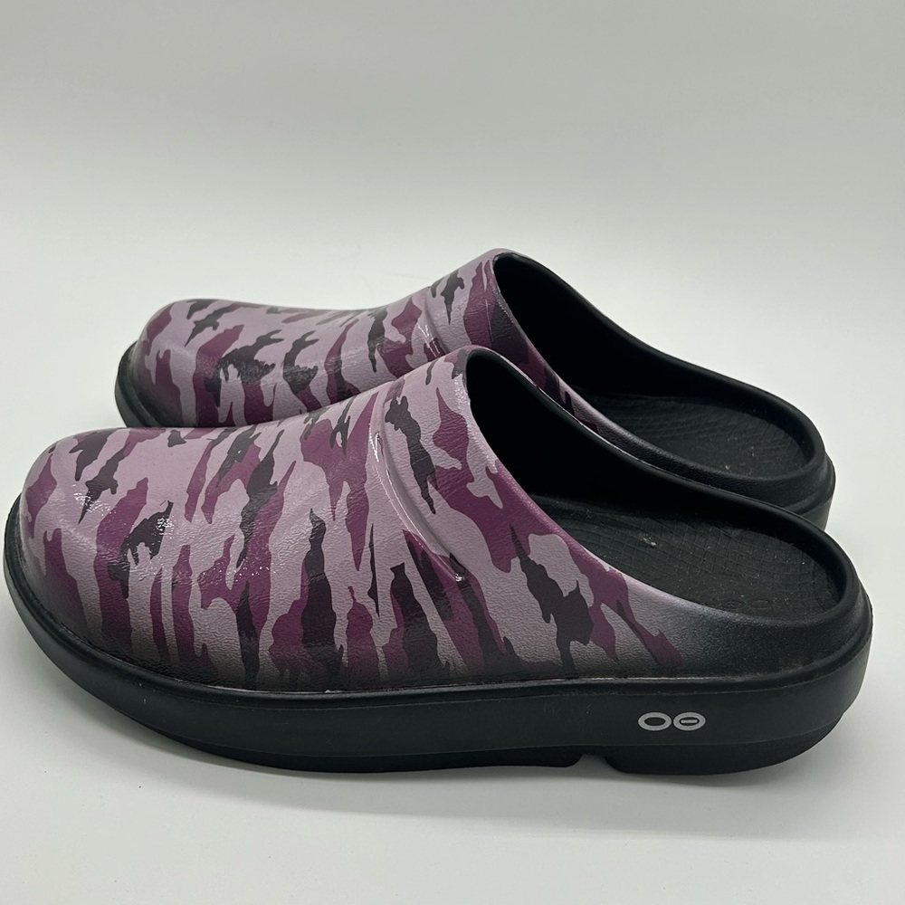 OOFOS ladies size 7 Purple Camouflage Slip-On Clogs